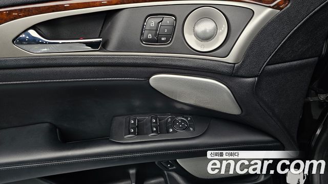 Lincoln MKZ 2019 — photo 23