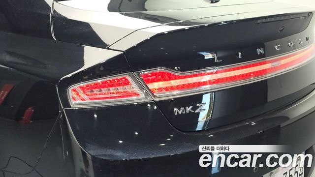 Lincoln MKZ 2019 — photo 9