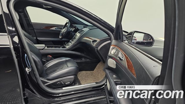 Lincoln MKZ 2019 — photo 28
