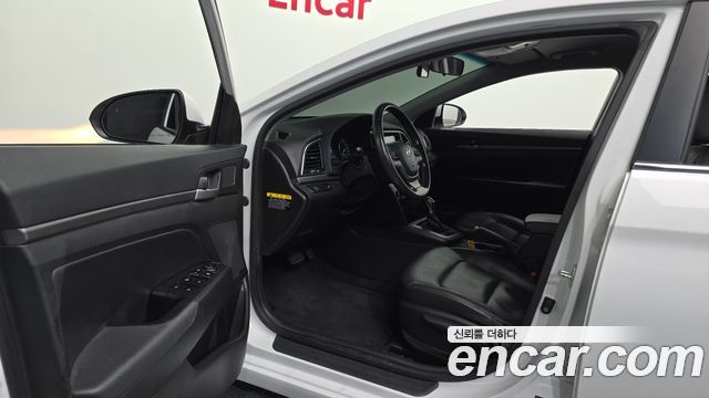 Hyundai AVANTE 2016 — photo 13
