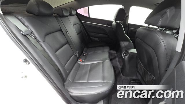 Hyundai AVANTE 2016 — photo 17