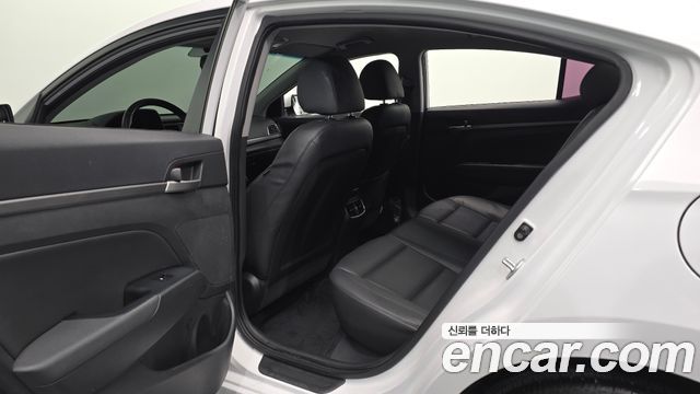 Hyundai AVANTE 2016 — photo 18