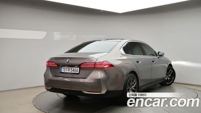 BMW 5-Series 2025 — photo 2