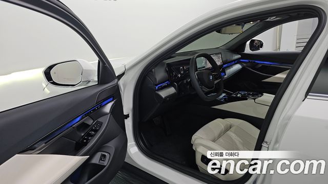 BMW 5-Series 2025 — photo 13