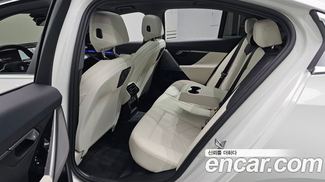 BMW 5-Series 2025 — photo 17
