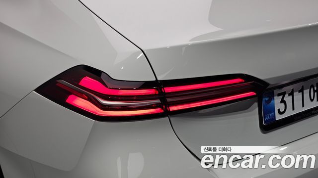 BMW 5-Series 2025 — photo 9