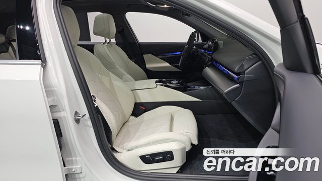 BMW 5-Series 2025 — photo 16