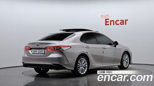 Toyota Camry 2019 — photo 2