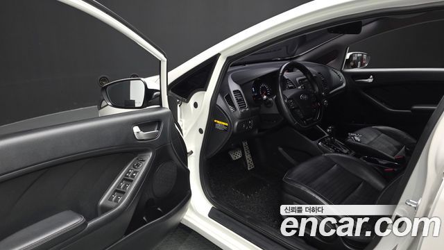 Kia K3 2016 — photo 13