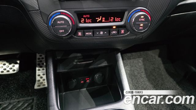 Kia K3 2016 — photo 24