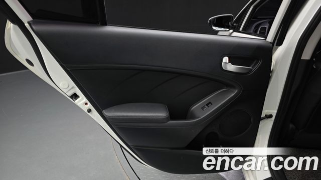 Kia K3 2016 — photo 15