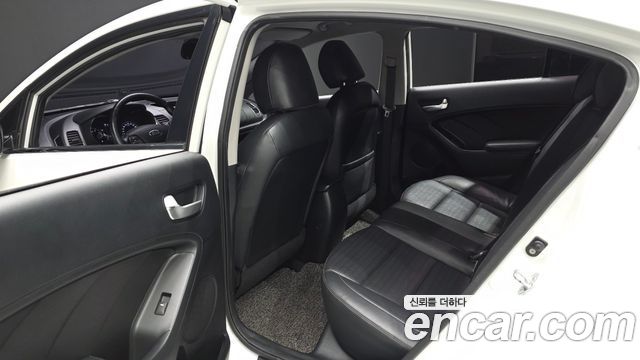 Kia K3 2016 — photo 16