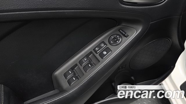 Kia K3 2016 — photo 29