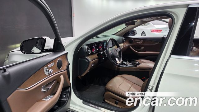 Mercedes-Benz E-Class 2018 — photo 10