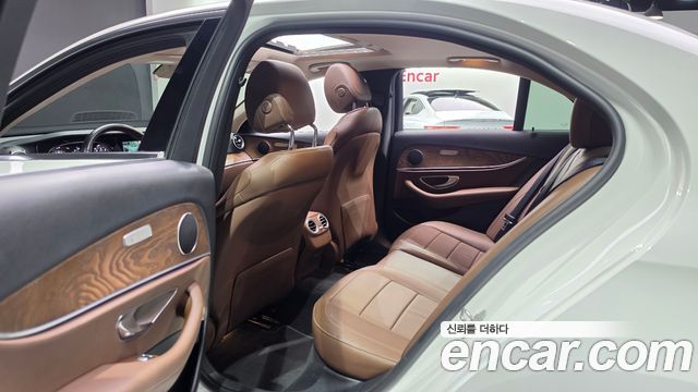 Mercedes-Benz E-Class 2018 — photo 11