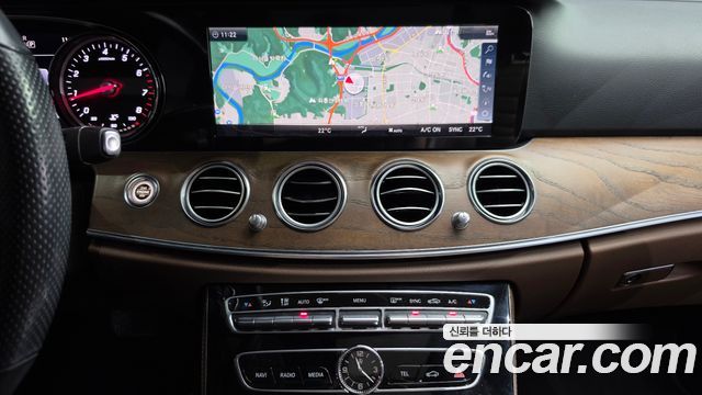 Mercedes-Benz E-Class 2018 — photo 12