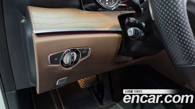 Mercedes-Benz E-Class 2018 — photo 19