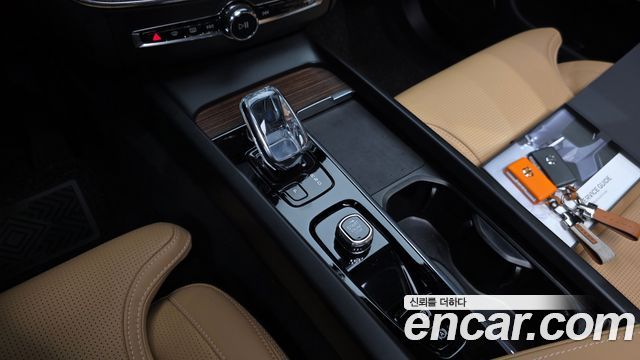 Volvo XC60 2022 — photo 12