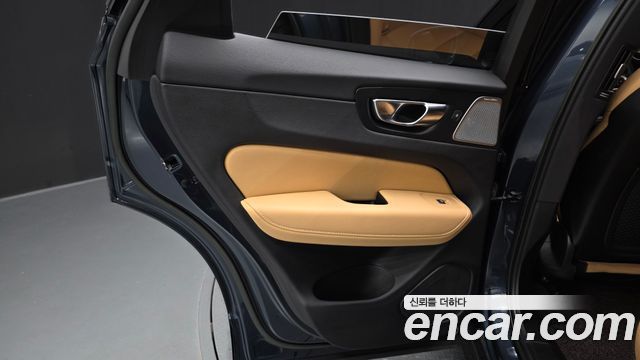 Volvo XC60 2022 — photo 15
