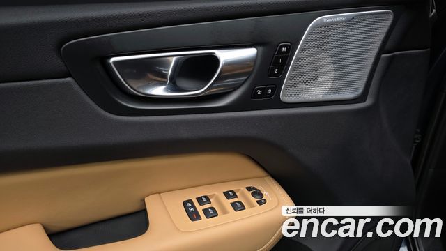 Volvo XC60 2022 — photo 27