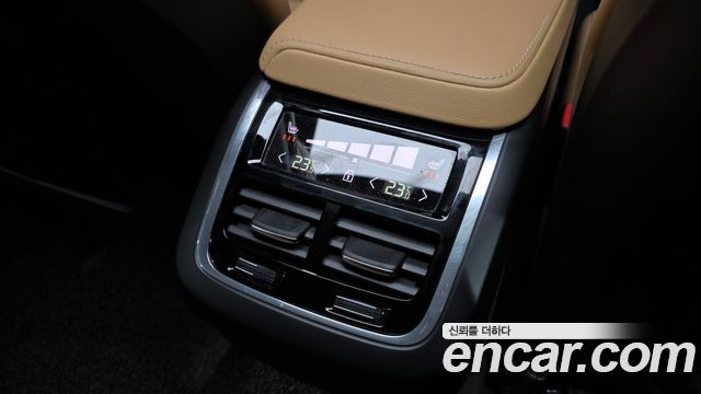Volvo XC60 2022 — photo 32