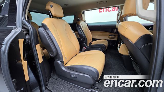 Kia Canival 2021 — photo 28