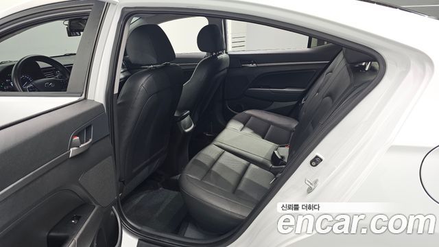 Hyundai AVANTE 2018 — photo 11