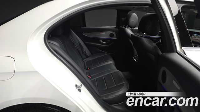 Mercedes-Benz E-Class 2019 — photo 12