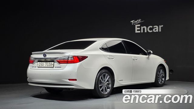 Lexus ES 2017 — photo 2