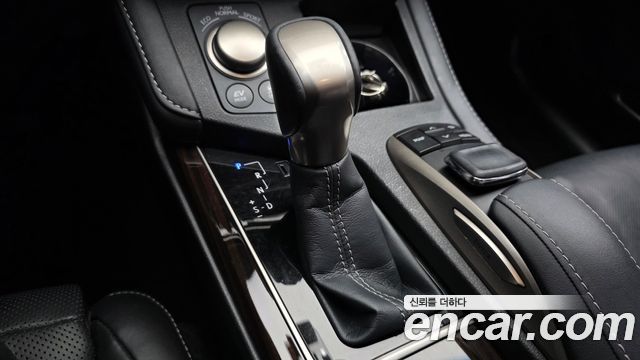 Lexus ES 2017 — photo 9