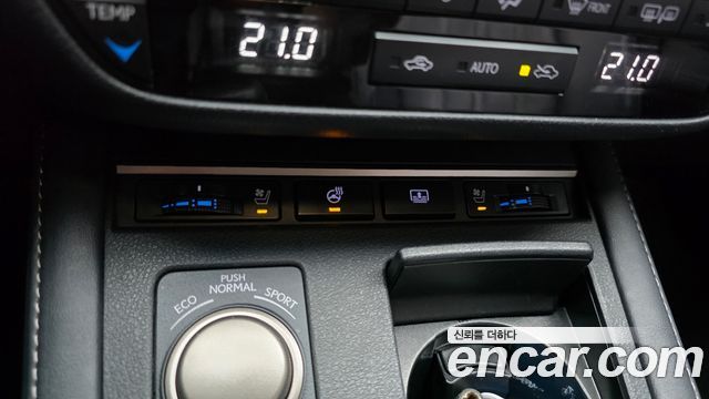 Lexus ES 2017 — photo 12