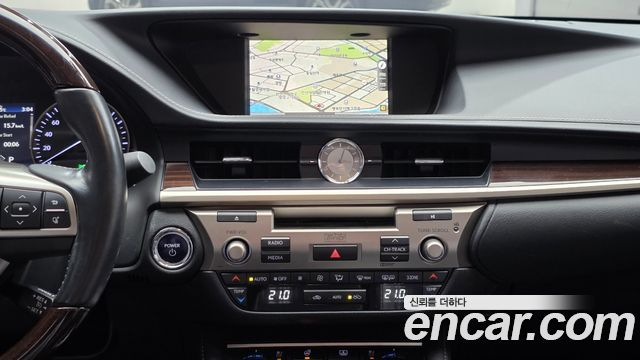 Lexus ES 2017 — photo 13