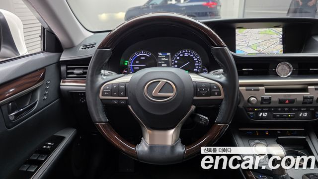 Lexus ES 2017 — photo 15