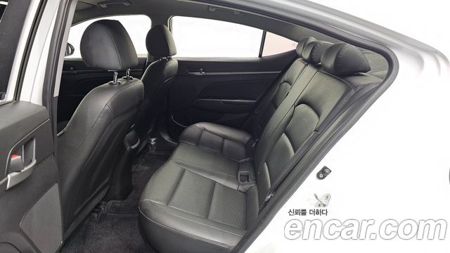 Hyundai AVANTE 2018 — photo 11