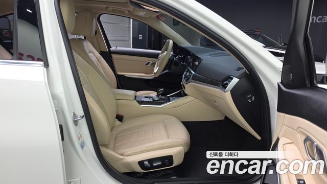 BMW 3-Series 2019 — photo 17