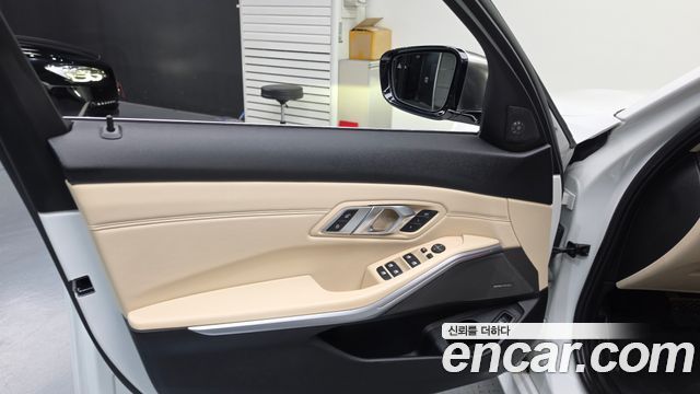 BMW 3-Series 2019 — photo 14