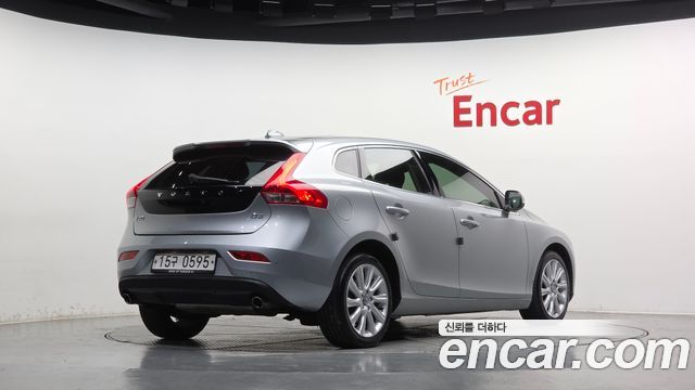 Volvo V40 2016 — photo 2