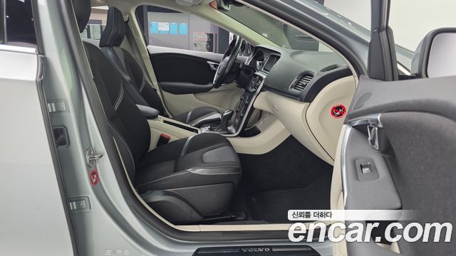 Volvo V40 2016 — photo 11