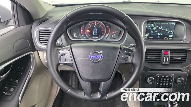 Volvo V40 2016 — photo 13