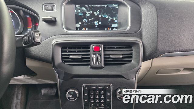 Volvo V40 2016 — photo 14