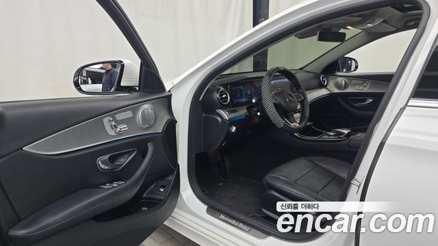 Mercedes-Benz E-Class 2018 — photo 13