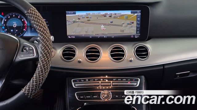 Mercedes-Benz E-Class 2018 — photo 18