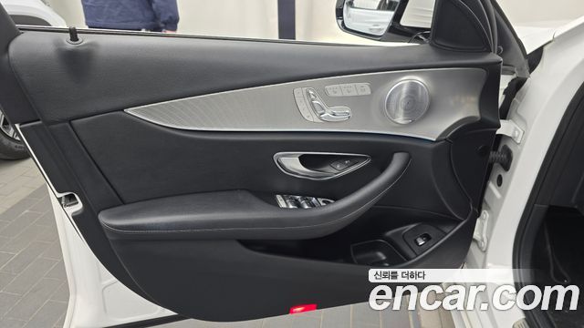 Mercedes-Benz E-Class 2018 — photo 14