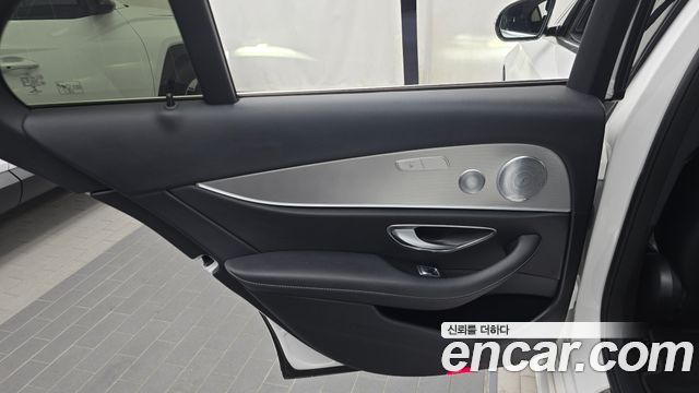 Mercedes-Benz E-Class 2018 — photo 15