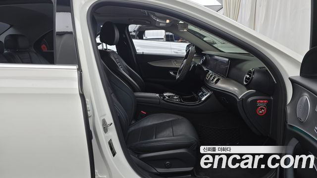 Mercedes-Benz E-Class 2018 — photo 16