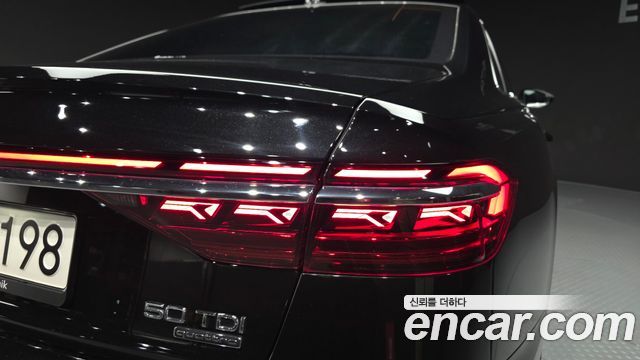 Audi A8 2023 — photo 9