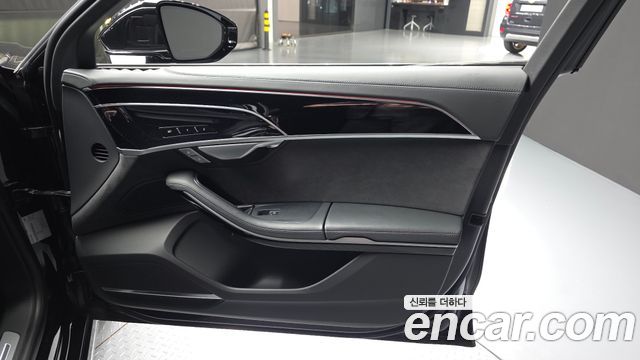 Audi A8 2023 — photo 14