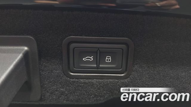 Audi A8 2023 — photo 33