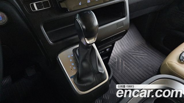 Hyundai Staria 2025 — photo 11