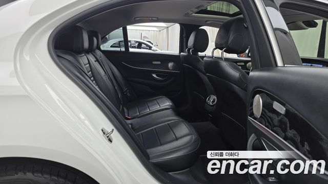 Mercedes-Benz E-Class 2019 — photo 17